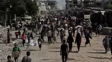 Gazze'ye Yardım Tırları Girmeye Başladı