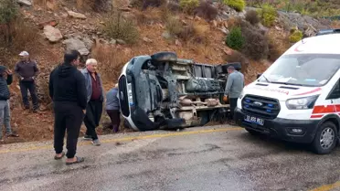 Mersin'de Kamyonet Devrildi: 3 Yaralı