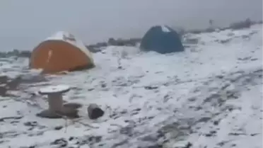 Kar yağışı aniden bastırdı, dağcılar mahsur kaldı