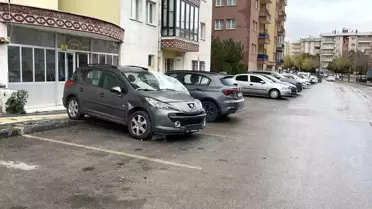 Sivas'ta Park Halindeki Araçlara Çarpan Otomobil