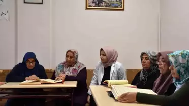 70 Yaşındaki Aysel Turan, Azmiyle Kur'an-ı Kerim'i Öğrendi