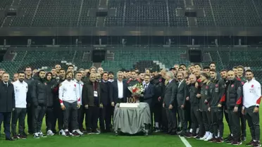 Hakan Çalhanoğlu'na Dalya Kutlaması