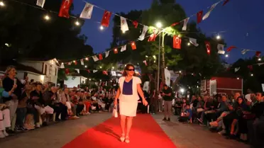 Kepez'de Yaşlılık Festivali'nde Zarafet Defilesi Düzenlendi