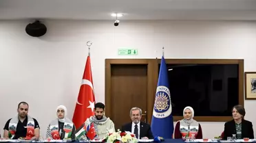 AÜ Rektörü Ünüvar, üniversitedeki Filistinli öğrencilerle bir araya geldi Açıklaması