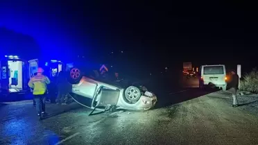 Boyabat'ta Otomobil Devrildi: 2 Yaralı