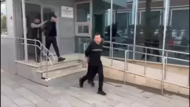 İki kişi birden saldırdı! Gazeteciyi sokak ortasında ağır yaraladılar