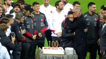 Hakan Çalhanoğlu'nun 100. Milli Maçına Özel Pasta Kesildi