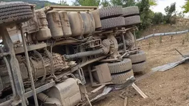 Kozan'da Kamyon Devrildi, Sürücü Yaralandı