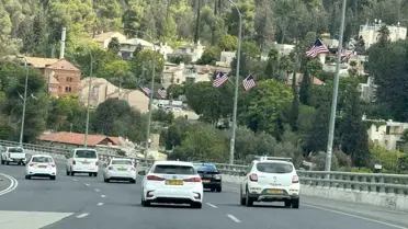 Tel Aviv'den Kudüs'e ziyaretçileri ABD bayrakları karşılıyor