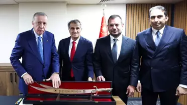 Trabzonspor'dan Cumhurbaşkanı Erdoğan'a Sürmene kılıcı hediyesi