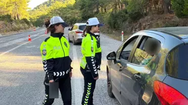Kadın Trafik Polisi Çeşme'de Güvenlik Sağlıyor