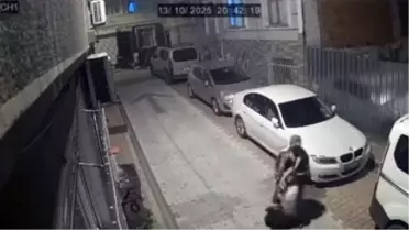 Fatih'te kendisine vuran kadını döverek yerde sürükledi