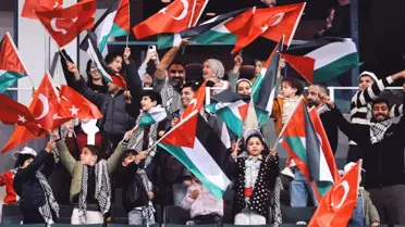 Filistinli çocuklar ve refakatçileri, Türkiye-Gürcistan maçı için tribünde