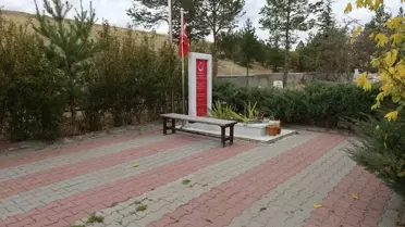 Kalfatlı kadınlar şehit Uhud Kadir Işık'ın kabrinin bakımını yaptı