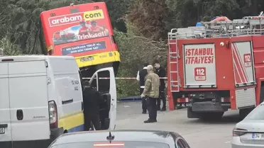 Üsküdar'da Kontrolden Çıkan İETT Otobüsü Asılı Kaldı
