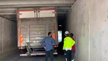 Turgutlu'da Sıkışan Kamyon Kurtarıldı