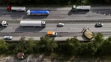 Sakarya'da Kamyonet Devrildi, Trafik Alt Üst Oldu