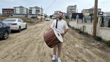 Davulcu Ahmet Merih Çelik'ten Yol Sorununa Yaratıcı Tepki