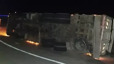 Kamyon Devrildi, Sürücü Yaralandı