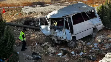 İzmir'de feci kaza: Lastiği patlayan minibüse çarpan otomobilde 1 ölü, 4 yaralı