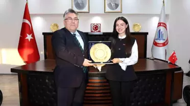 Rektör Özölçer 'Yılın Doktora Tezi' ödülü sahibi Dr. Öğr. Üyesi Timur'u makamında kabul etti