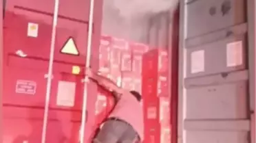 Seyir halindeki tır alev aldı: Makarnaları dorseden atarak kurtarmaya çalıştı