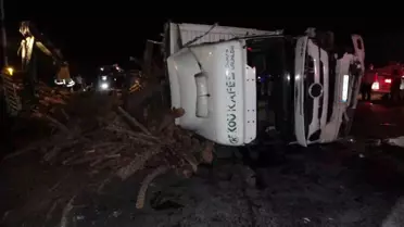 Manavgat'ta Kamyon Devrildi, Yol 3 Saat Kapalı Kaldı