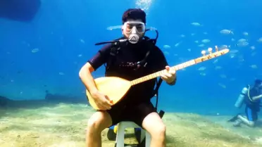 Deniz Altında Türkü Ziyafeti