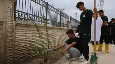 Tarım Lisesi Öğrencileri Fidan Dikti