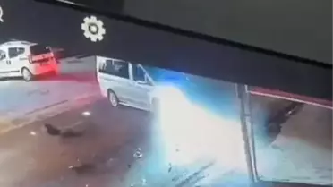 Sapanca'da hafif ticari araç ile motosiklet çarpıştı: 2 yaralı