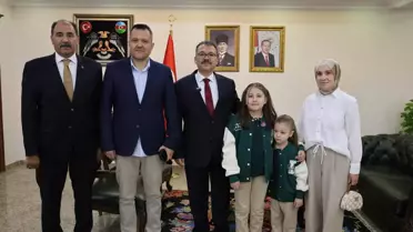 Yağmurda İstiklal Marşı'na Saygı