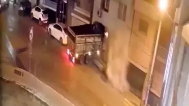 Freni Boşalan Kamyon, Apartmana Daldı: Mahalleli İsyan Etti