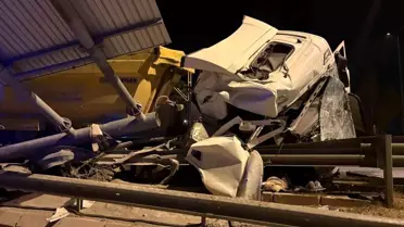 Kayseri'de Tır Bariyerlere Girdi: Sürücü Yaralı