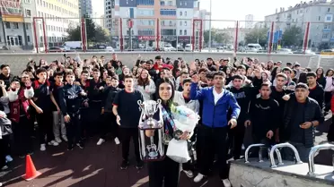 Şampiyon Kick Boksçu'ya Sürpriz Karşılama