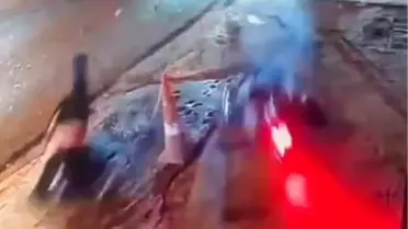 Motosikletli gençlerin havada savrulduğu kaza kamerada
