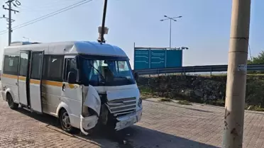 Sarıgöl'de Servis Minibüsü Kaza Yaptı