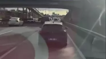 Ambulansa ısrarla yol vermedi