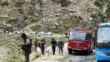 Pakistan'da kamyon uçuruma yuvarlandı: 15 ölü, 8 yaralı