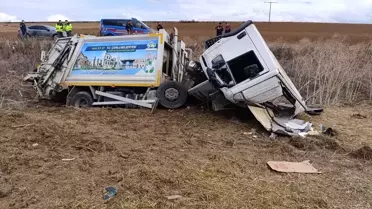 Çorlu'da Çöp Kamyonu Devrildi: 3 Yaralı