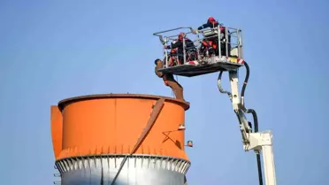İzmir'de Fabrika Bacasında Mahsur Kalan İşçiler Kurtarıldı