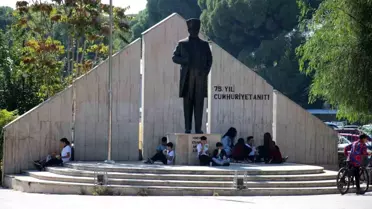 Yemekhaneye alınmayan öğrenciler öğle yemeğini sokakta yemek zorunda kalıyor