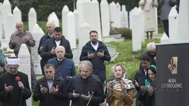 Boşnak lider Aliya İzetbegoviç, ölümünün 22. yılında Saraybosna'daki kabri başında anıldı