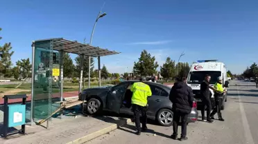 Konya'da Kaza: Durakta Bekleyen Genç Yaralandı