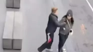 Genç kadın, işe giderken tanımadığı kişi tarafından bıçaklandı