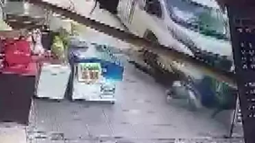 Adana'da Minibüs Yayalara Çarptı