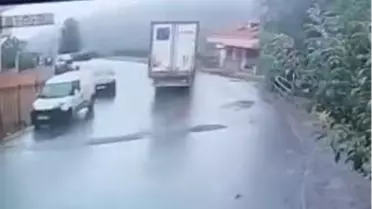 Sarıyer'de TIR Devrildi, Sürücü Yaralandı