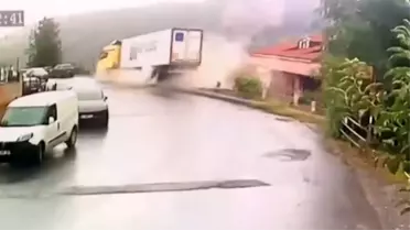 Sarıyer'de Tır Devrildi: Sürücü Yaralı