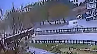 Büyükçekmece'de İETT Otobüsü Kaza Yaptı