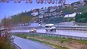 İstanbul'da Yağmur Nedeniyle Otobüs Yoldan Çıktı