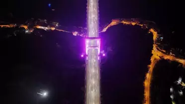İstanbul'da köprüler pembe renkle aydınlatıldı